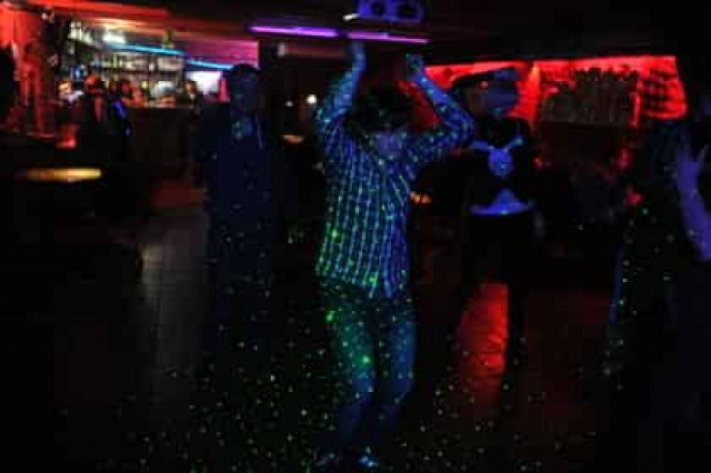 Ученые назвали оптимальное количество алкоголя для успеха на дискотеке