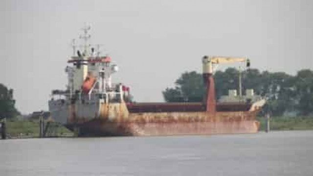 В Германии на реке Эльбе сел на мель танкер
