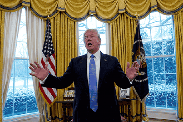 Демократы подали в суд на Россию, помощников Трампа и WikiLeaks
