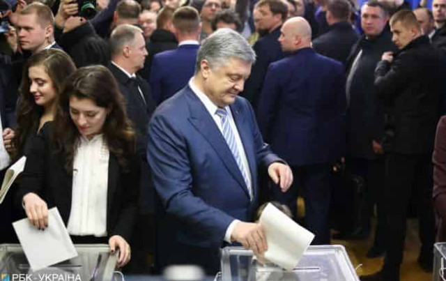 Порошенко проголосовал на выборах (фото, видео)