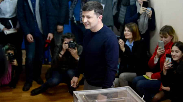 Зеленский прибыл на избирательный участок (прямая трансляция)