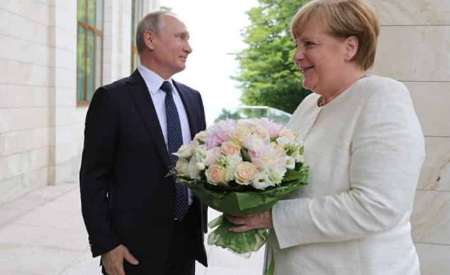 Встреча в Сочи: Почему подаренные Путиным Меркель цветы — оскорбление
