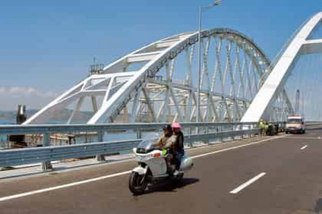 Стремление к селфи на Крымском мосту превратило россиян в девиантов
