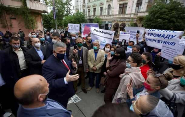 
Под зданием Черновицкой ОГА  Авакова встретили пикетом