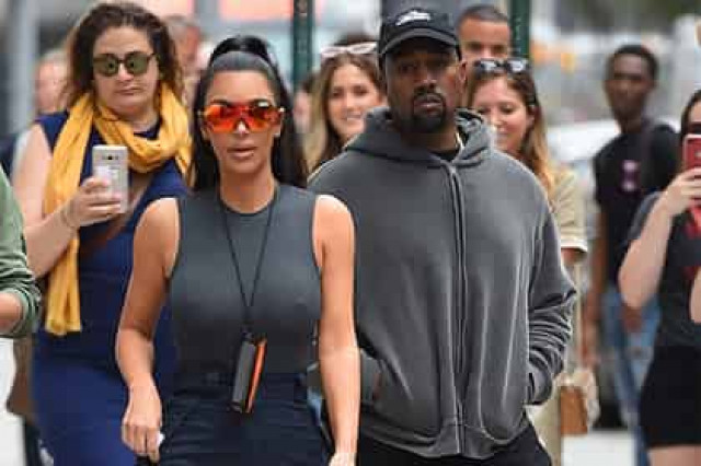 Девушек научили ходить без бюстгальтера
