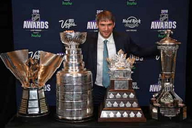 Овечкину вручили очередной трофей
