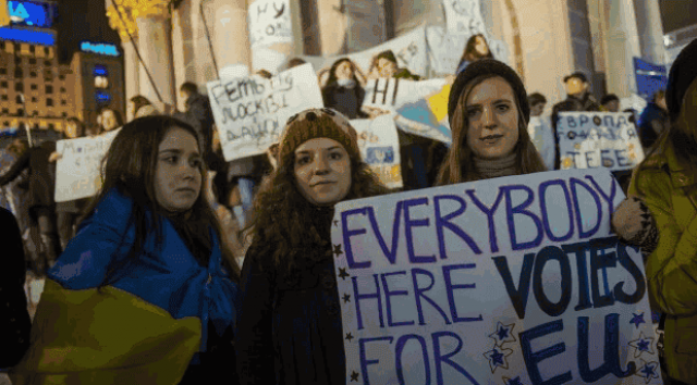 Близько тисячі людей залишилися ночувати в центрі Києва