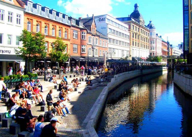 Дания обязала новых граждан пожимать руки на церемонии по натурализации