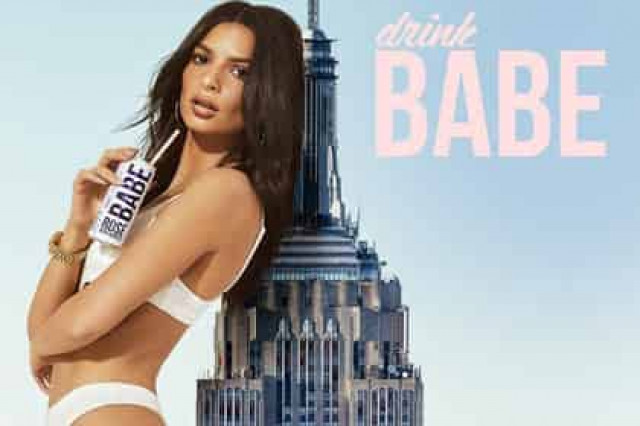 Эмили Ратаковски снялась в рекламе вина в купальнике