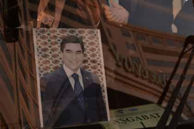 Полиция начала поиски используемых вместо туалетной бумаги портретов президента
