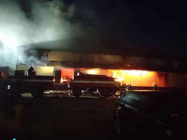 В Полтаве потушили масштабный пожар на складе Новой почты