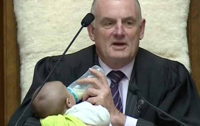 Спікер парламенту на засіданні годував дитину одного з депутатів