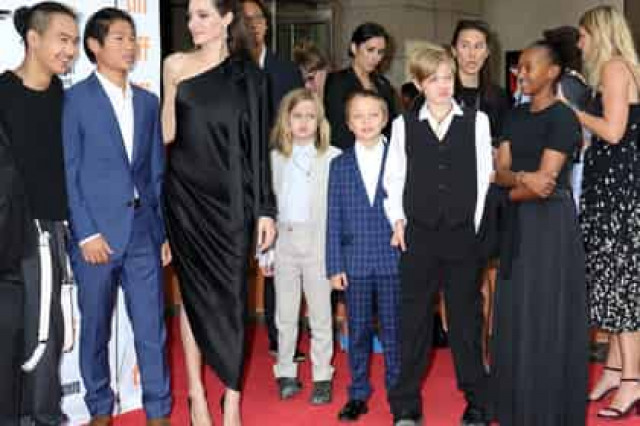 Дети Анджелины Джоли занялись изучением русского языка вместо посещения школы
