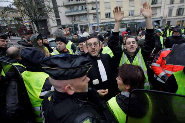 Versailles closes ahead of 'yellow vest' protest as numbers fall