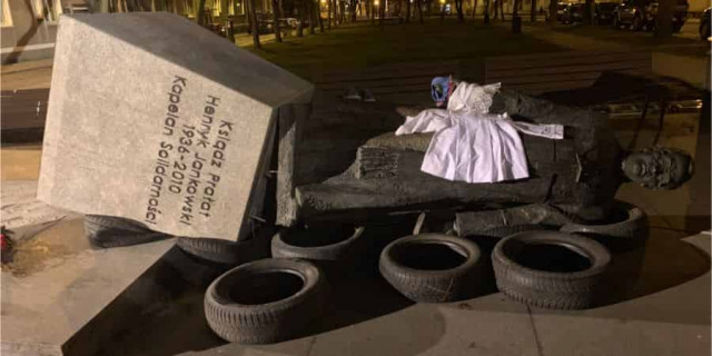 Мужчинам, которые повалили памятник священнику в Польше, грозит до 5 лет тюрьмы