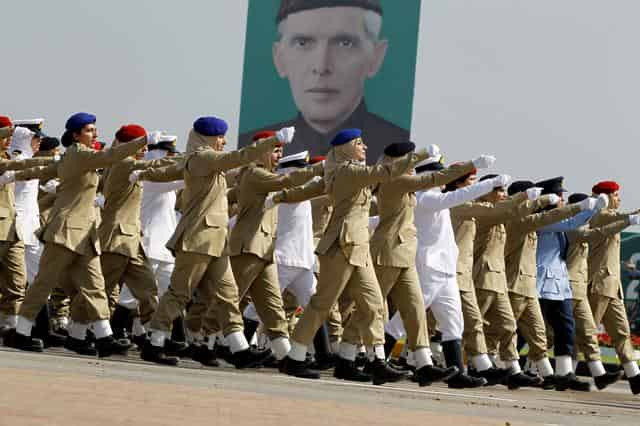 Pakistan call for peace with India as it shows off its military might