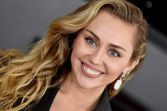 Майли Сайрус шокировала всех на красной дорожке (фото)