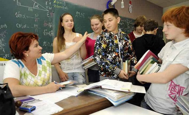 За спинами женщин и детей
