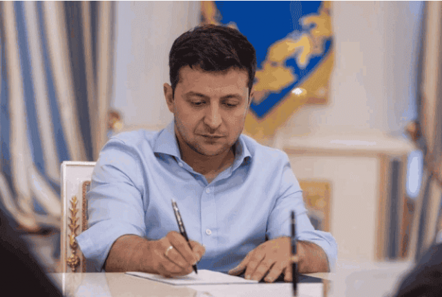 Зеленский подписал закон об импичменте президента