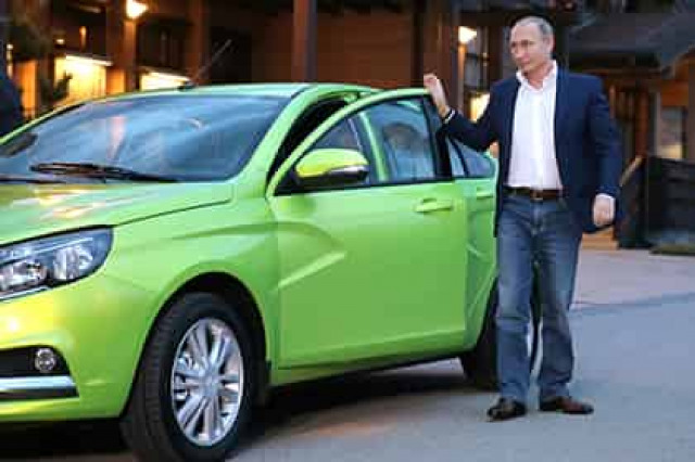 Путин приехал на «Валдай» на зеленой Lada Vesta