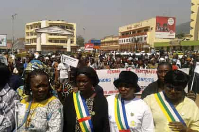 В ЦАР сотни женщин устроили топлесс-акцию протеста