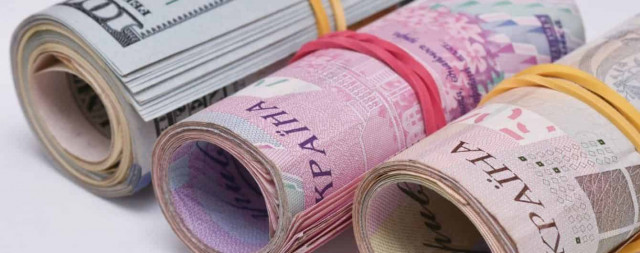 Нацбанк продолжает ослаблять гривну до 26,34