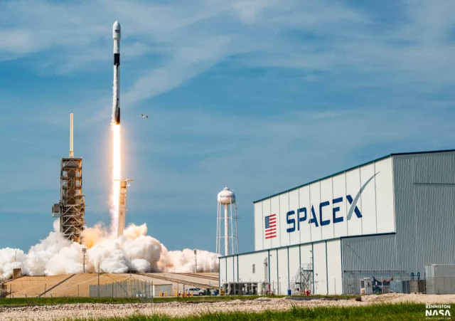 SpaceX запустила ракету с 60 спутниками для глобального интернета (ВИДЕО)