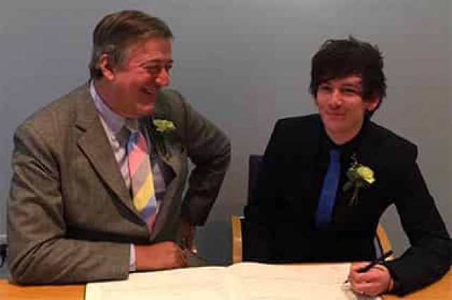 Стивен Фрай с мужем решили завести ребенка
