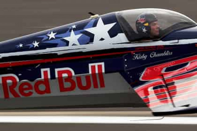 Американец выиграл первый в России этап чемпионата мира по авиагонкам