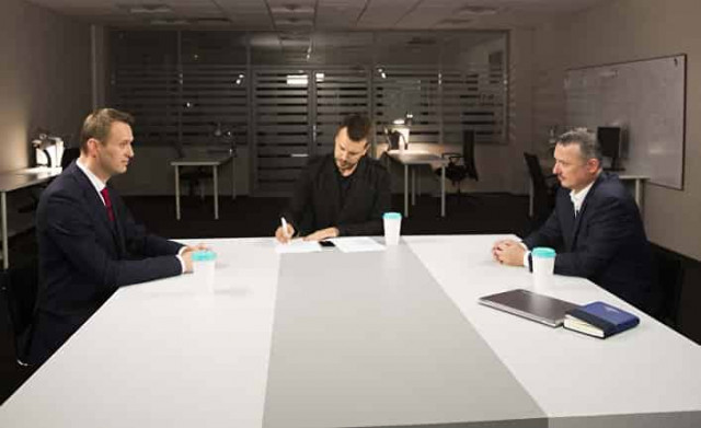 Если мы едва не опоздали и, появившись наконец на рабочем месте, тут же бессистемно зависли в переполненном почтовом ящике, сфокусироваться на чем-либо полезном будет непросто.

ПРИХОДИТЬ НА РАБОТУ СТРОГО К НАЧАЛУ РАБОЧЕГО ДНЯ
Вы можете испортить свой рабочий день еще до того, как он начался. Согласно исследованиям1, руководство предпочитает совам жаворонков и на самом деле имеет свойство замечать тех, кто появляется в офисе позже других. Заметьте, не опаздывает, а просто приходит чуть позже остальных.

Безошибочно определяя таких людей, руководители склонны давать им более низкие оценки, чем те заслуживают, просто потому, что они попадают в их поле зрения не в самое лучшее время.

А те, кто приходит на работу раньше, наоборот, автоматически признаются наиболее сознательными сотрудниками и выше ценятся, независимо от результатов их труда. Даже если причина «сознательности» кроется в особенностях расписания утренней электрички.


И да, это несправедливо, но такова реальность, поэтому постарайтесь приходить в офис чуть раньше, чем того требует здравый смысл.

ХРАНИТЬ МОЛЧАНИЕ
Торопливо хвататься за работу, игнорируя присутствующих, – плохая стратегия, которая не даст вам никаких бонусов. Гораздо продуктивнее потратить драгоценное время, чтобы поприветствовать коллег. Помимо соблюдения правил этикета, это поможет настроиться с ними на одну волну, особенно если вы пришли в офис позже других.

Совсем недопустимо пропускать приветствие, если вы руководитель. Буркнуть себе под нос «всем привет» – тоже не лучший вариант, даже если вы законченный социопат.

Ваши сотрудники – ваша команда, и вы должны хотя бы делать вид, что вам не все равно, в противном случае вы рискуете потерять их лояльность и даже уважение, которые не заменит никакая компетентность и никакие навыки по управлению сложными системами.

ПИТЬ КОФЕ ДО 9.30
Утренний кофе – дело святое, и в этой офисной привычке нет ничего предосудительного, если ваш рабочий день начинается в 10 утра. Последние исследования влияния кофе на человеческий организм указывают на то, что лучшее время для того, чтобы попить кофе, наступает после 9.30. Но не раньше.

Это связано с уровнем кортизола – «гормона стресса», регулирующего в том числе уровень нашей энергии. У большинства людей уровень кортизола в крови достигает пика с 8 до 9 часов утра.

Это значит, что в это время наш организм не нуждается в дополнительном кофеиновом допинге. Более того, злоупотребление кофе в данный период способствует развитию кофеиновой зависимости.

Поэтому, если вы начинаете работать в 9 утра или раньше, перенесите свой первый перерыв на кофе на более позднее время, когда ваш организм действительно будет нуждаться в дозаправке энергией.

ОТВЕЧАТЬ НА КАЖДЫЙ EMAIL
Не успели сесть в кресло и включить компьютер, как тут же одержимо бросаетесь разбирать все, что свалилось во «Входящие» за ночь? А вот и зря.

Будет гораздо лучше, если вы потратите первые 10 минут своего рабочего дня на быстрое «сканирование» и оценку входящей корреспонденции на предмет ее важности.

Такой подход поможет вам определить приоритеты и понять, есть ли в почте что-нибудь срочное. Кроме того, вы составите план, как и когда отвечать на остальные письма.

ХВАТАТЬСЯ ЗА РАБОТУ БЕЗ ЧЕТКОГО ПЛАНА ДЕЙСТВИЙ
Не планируете скрупулезно свою каждодневную работу потому, что вам кажется, что там нечего планировать, или потому, что вы уверены в своем чувстве времени?

Скорее всего, вы теряете время впустую, перескакивая с одного дела на другое и в итоге не успевая решить самые приоритетные задачи.

Перед тем как взяться за работу, убедитесь, что у вас есть четкое понимание того, что нужно сделать в первую очередь.

Нет ничего зазорного в том, чтобы составить список наиболее приоритетных дел и здраво оценить время, которое вы потратите на каждое из них. Кроме того, не забудьте посмотреть в календарь.

В противном случае вы рискуете быть пойманным врасплох сообщением о давно запланированном совещании, к которому вы забыли подготовиться, потому что героически боролись с квартальным отчетом.

МНОГОЗАДАЧНОСТЬ
Ужасная новость для всех, кто верит, что может делать несколько дел одновременно: несколько дел одновременно без ущерба для собственного рассудка и качества выполняемой работы могут делать только 2% населения этой планеты.

Несколько дел одновременно без ущерба для рассудка и качества выполняемой работы могут делать только 2% населения планеты

Желание начать делать как можно больше дел, пока есть силы, возникает довольно часто. Подавите это желание и в первые минуты вашего рабочего дня, после того как вы составили четкий план действий на сегодня, начните делать что-нибудь одно.

НЕГАТИВНЫЕ МЫСЛИ
Возможно, вам наступили на ногу в метро, или вы вне себя от злости после двух часов стояния в пробке по дороге на работу, или вы поссорились с родителями, или панически боитесь сокращения – выкиньте это из головы на некоторое время.

Не давайте негативным переживаниям портить вам еще и карьеру. Специалисты считают гораздо более продуктивным отложить свои негативные мысли и обиды в отдельную «коробочку» и вернуться к ним, если это необходимо, позже.

