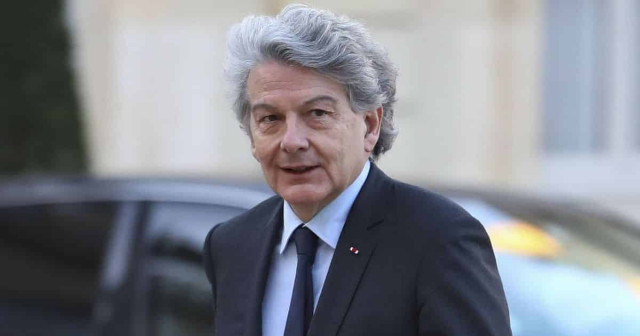 Экс-министра Франции избили, ограбили и закрыли в туалете