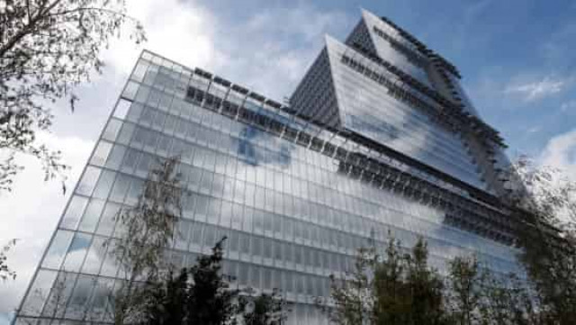 В Париже мигрант прыгнул с балкона суда, решающего его судьбу