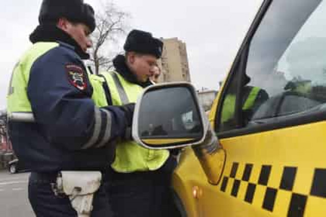 Таксист заставил ребенка выпрыгнуть из машины во время полицейской погони
