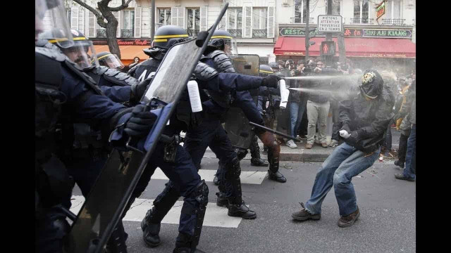 В Париже демонстранты напали на 3 полицейских, один из них достал оружие