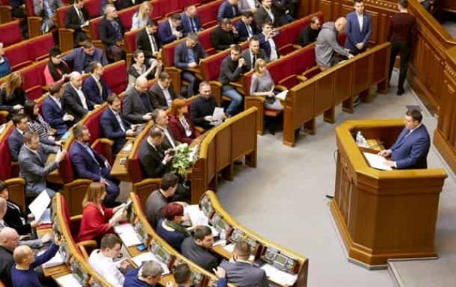 Ряд народных депутатов, в том числе экс-президент Петр Порошенко, лишились выплат из-за прогулов 