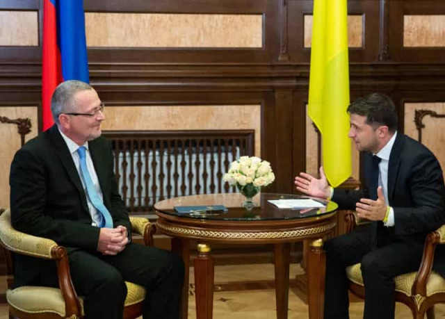 Zelensky receives credentials from five ambassadors