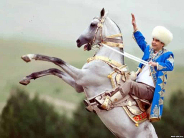 “Как в индийском кино”: президент Туркменистана верхом проехался по Ашхабаду