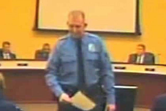 Застреливший чернокожего подростка полицейский избежал суда
