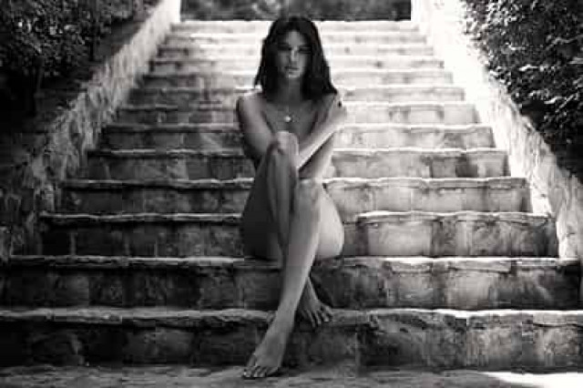 Пальцы на ногах обнаженной супермодели взбудоражили поклонников
