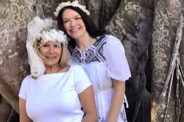 Свадьба женщины и огромного фикуса спасла растение от гибели