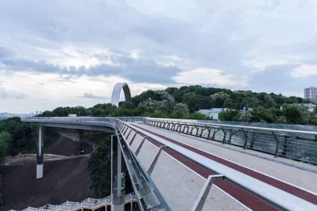 Стеклянный мост в Киеве разрушили менее чем за сутки после его открытия (Фото)