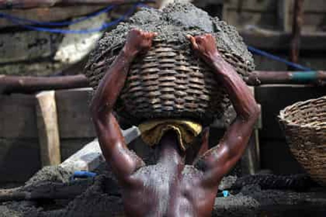 Попытки увезти юного мужа из Нигерии стоили 72-летней британке 25 тысяч долларов