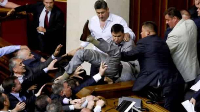 Верховная Рада сократит число депутатов до 300