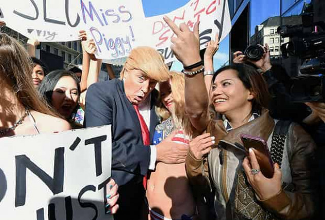 В Нью-Йорке двойник Дональда Трампа повеселился с моделями в бикини