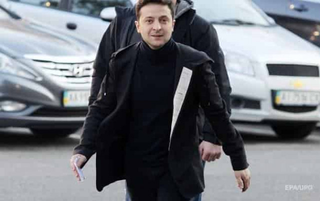 Зеленский из аэропорта призвал собрать Кабмин