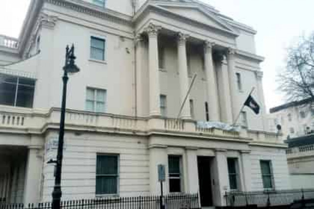 Лондонские активисты захватили особняк российского миллиардера