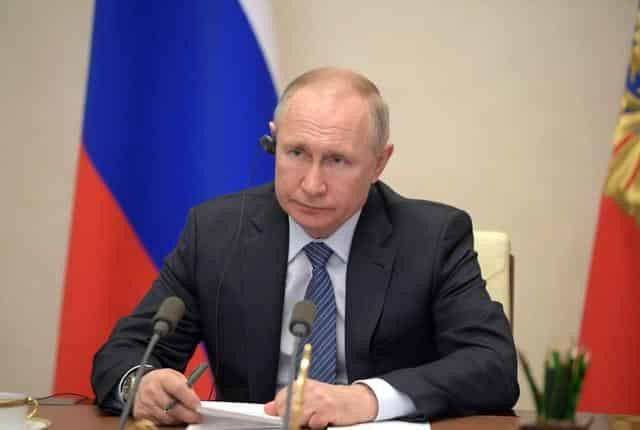 Poll finds Russians split over allowing Putin to extend rule