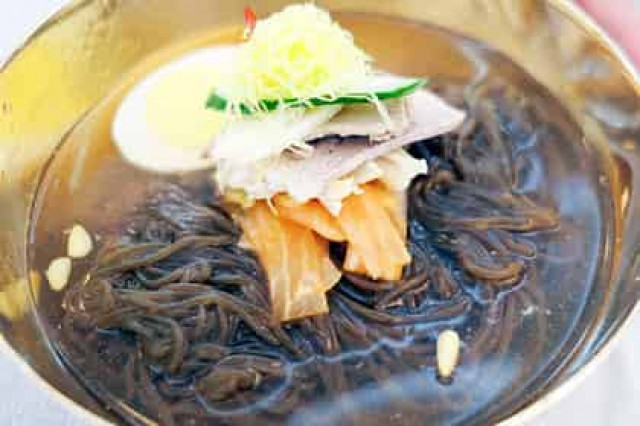 Подаренная Ким Чен Ыном лапша произвела фурор среди южнокорейцев
