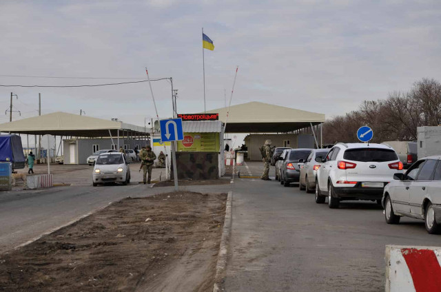 В пунктах пропуска на Донбассе застряли 135 авто