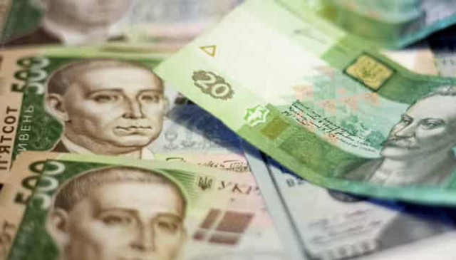 Нацбанк продолжает ослаблять гривну